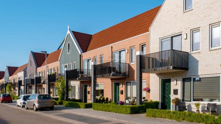 Foto de Zona suburbana holandesa con casas familiares modernas, casas familiares modernas de nueva construcción en los Países Bajos - Imagen libre de derechos
