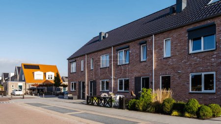 Foto de Zona suburbana con casas familiares modernas, casas familiares modernas de nueva construcción en los Países Bajos, casa familiar holandesa - Imagen libre de derechos