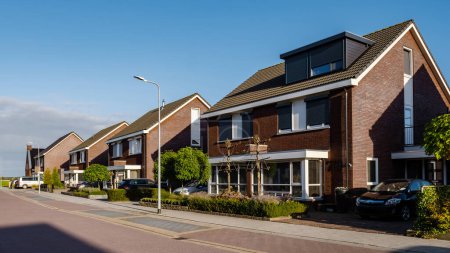 Téléchargez les photos : Zone de banlieue avec des maisons familiales modernes, nouvellement construire des maisons familiales modernes aux Pays-Bas - en image libre de droit