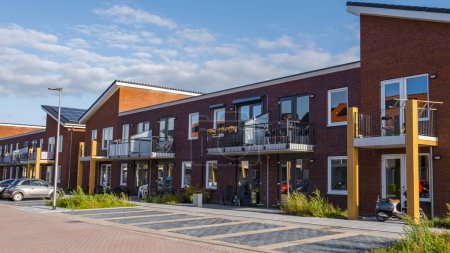 Foto de Zona suburbana holandesa con casas familiares modernas, casas familiares modernas de nueva construcción en los Países Bajos, casa familiar holandesa con un cielo azul - Imagen libre de derechos