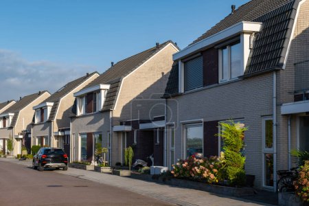 Téléchargez les photos : Zone de banlieue néerlandaise avec maisons familiales modernes, maisons familiales modernes nouvellement construites aux Pays-Bas, maison familiale néerlandaise par une journée ensoleillée - en image libre de droit