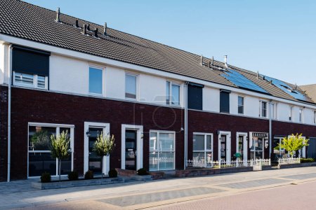 Foto de Zona suburbana holandesa con casas familiares modernas, casas familiares modernas de nueva construcción en Holanda, casa familiar holandesa - Imagen libre de derechos