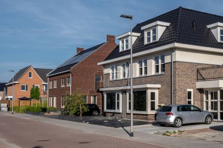 Foto de Zona suburbana holandesa con casas familiares modernas, casas familiares modernas de nueva construcción en los Países Bajos, Neigborhood casa familiar holandesa - Imagen libre de derechos