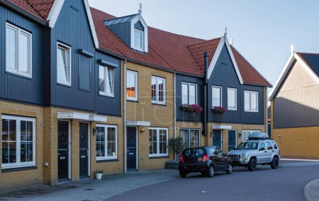 Téléchargez les photos : Zone néerlandaise de banlieue avec des maisons familiales modernes, maisons familiales modernes nouvellement construites aux Pays-Bas, maison familiale néerlandaise pendant l'été - en image libre de droit