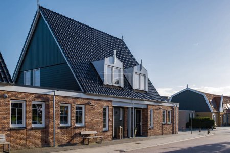 Niederländische Vorstadt mit modernen Einfamilienhäusern, neu gebaute moderne Einfamilienhäuser in den Niederlanden, holländisches Einfamilienhaus an einem sonnigen Tag