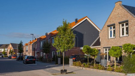 Foto de Zona suburbana con casas familiares modernas, casas familiares modernas de nueva construcción en los Países Bajos - Imagen libre de derechos