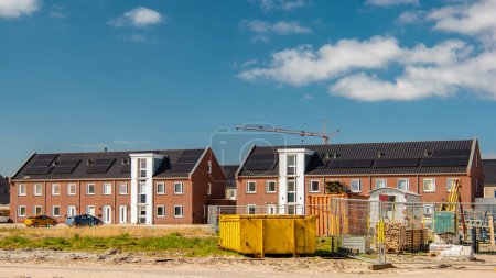 Foto de Sitio de construcción de la zona suburbana holandesa con casas familiares modernas en los Países Bajos, mercado inmobiliario - Imagen libre de derechos