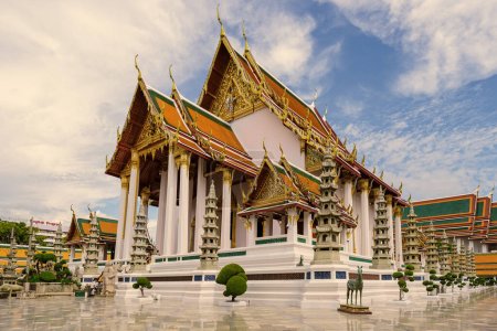 Foto de Templo budista tailandés Bangkok Tailandia, Wat Suthat, más conocido por el imponente Giant Swing rojo en su entrada, es uno de los templos budistas más antiguos e impresionantes de Bangkok. - Imagen libre de derechos