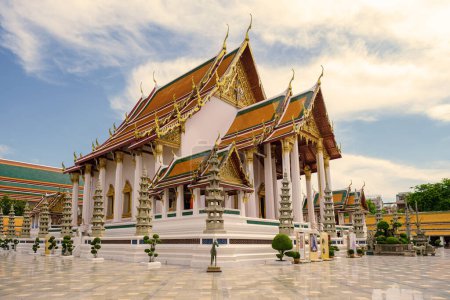 Téléchargez les photos : Temple bouddhiste thaïlandais Bangkok Thaïlande, Wat Suthat, mieux connu pour l'imposante balançoire géante rouge à son entrée, est l'un des temples bouddhistes les plus anciens et les plus impressionnants de Bangkok. - en image libre de droit