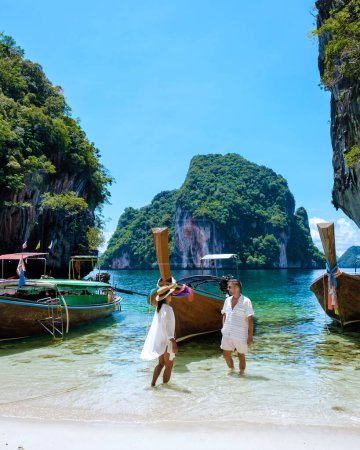 Foto de Koh Lao Lading cerca de Koh Hong Krabi Tailandia, una hermosa playa con barcos de cola larga, un par de hombres europeos, y una mujer asiática en la playa. Pareja en un viaje en barco - Imagen libre de derechos