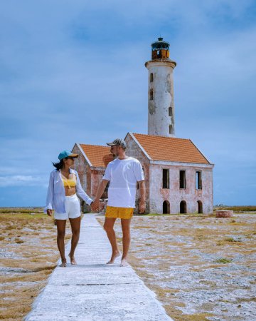 Téléchargez les photos : Couple visite île Klein Curaçao dans les Caraïbes près de l'île de Curaçao avec le phare rouge, petite île de Curaçao - en image libre de droit
