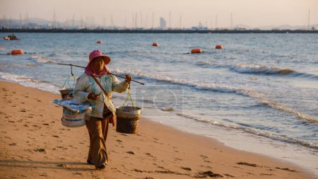 Téléchargez les photos : Na Jomtien Beach Pattaya Thailand January 2022, beach vendor selling fish on the beach of Pattaya - en image libre de droit