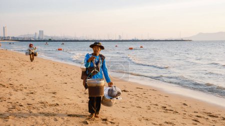 Téléchargez les photos : Na Jomtien Beach Pattaya Thailand January 2022, beach vendor selling fish on the beach of Pattaya - en image libre de droit