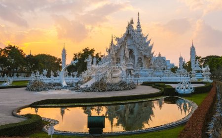Téléchargez les photos : Sunset at the White Temple Chiang Rai Thailand, Wat Rong Khun, Northern Thailand. - en image libre de droit