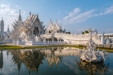 Téléchargez les photos : White Temple Chiang Rai Thailand with reflection in the water, Wat Rong Khun or White Temple, Chiang Rai, Northern Thailand. - en image libre de droit