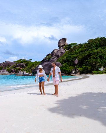 Téléchargez les photos : Couple walking on the beach at the tropical Similan Islands in Southern Thailand. Men and women on the beach of Similan. - en image libre de droit