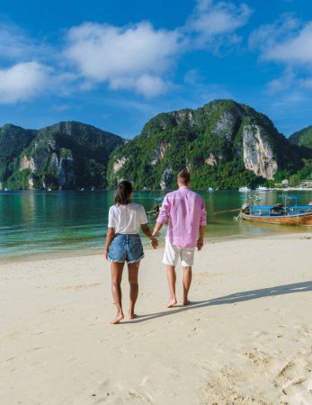 Foto de Couple walking on the beach of Koh Phi Phi Thailand during vacation. men and women on a trip to Koh Phi Phi Island - Imagen libre de derechos