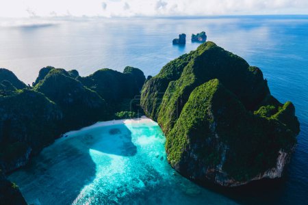 Téléchargez les photos : Drone view at Maya Bay Koh Phi Phi Thailand, Turquoise clear water Thailand Koh Pi Pi, Scenic aerial view of Koh Phi Phi Island in Thailand. - en image libre de droit