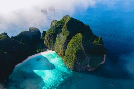 Téléchargez les photos : Maya Bay Koh Phi Phi Thaïlande, Eau claire turquoise Thaïlande Koh Pi Pi, Vue aérienne panoramique de l'île de Koh Phi Phi en Thaïlande. - en image libre de droit