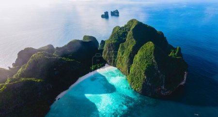 Foto de Drone view at Maya Bay Koh Phi Phi Thailand, Turquoise clear water Thailand Koh Pi Pi, Scenic aerial view of Koh Phi Phi Island in Thailand. - Imagen libre de derechos