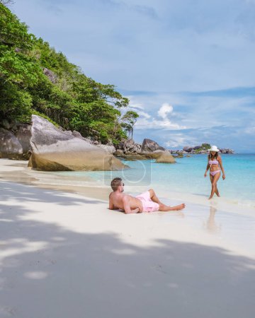 Téléchargez les photos : Couple on a boat trip to the tropical Similan Islands in Southern Thailand. Men and women on the beach of Similan Islands - en image libre de droit