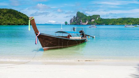 Téléchargez les photos : Koh Phi Phi Don Thaïlande, Bateau à queue longue sur la plage de Kho Phi Phi Don Thaïlande. - en image libre de droit