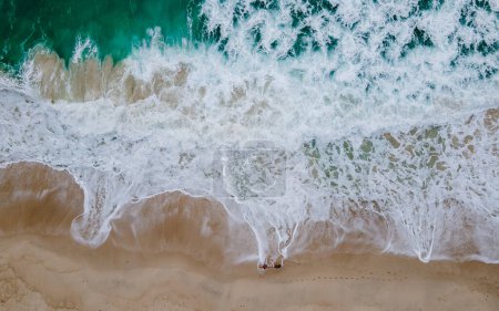 Téléchargez les photos : Top view at a tropical beach with waves and blue ocean Drone aerial view at Freedom beach in Phuket Thailand. - en image libre de droit