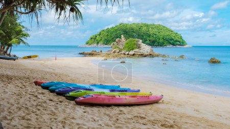 Téléchargez les photos : Yanui beach Phuket Thailand with kayaks on the beach, a tropical beach with the blue ocean - en image libre de droit