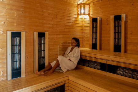 Téléchargez les photos : Thai Asian women in sauna during vacation in Thailand - en image libre de droit