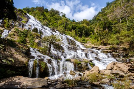 Téléchargez les photos : Mae Ya Waterfall Doi Inthanon national park Thailand Chiang Mai. - en image libre de droit