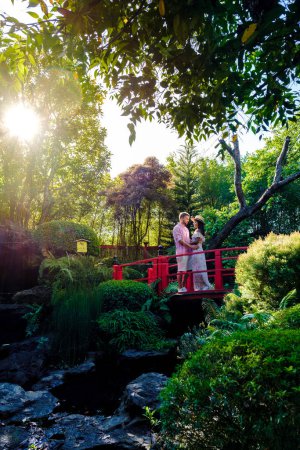 Téléchargez les photos : The couple visits a Bamboo forest in Chiang Mai Thailand, and a bamboo forest in a Japanese garden in Chiang Mai. A couple of Asian women and European men are in the Japanese garden. Couple mid-age - en image libre de droit