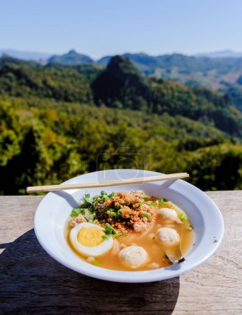 Téléchargez les photos : Noodle soup in the mountains of Northern Thailand Ban Jabo noodle restaurant is famous for its viewpoint. - en image libre de droit