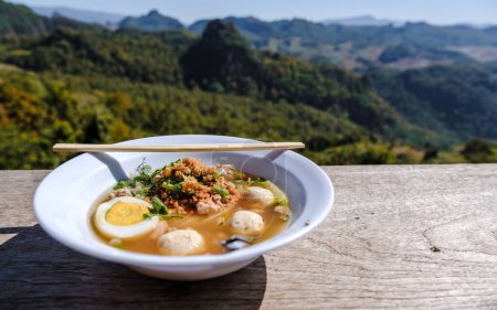 Téléchargez les photos : Noodle soup in the mountains of Northern Thailand Ban Jabo noodle restaurant is famous for its viewpoint. - en image libre de droit