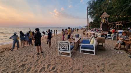 Foto de Na Jomtien Beach Pattaya Tailandia Diciembre 2021, playa tropical blanca al atardecer en Pattaya Najomtien en el famoso restaurante Glasshouse - Imagen libre de derechos
