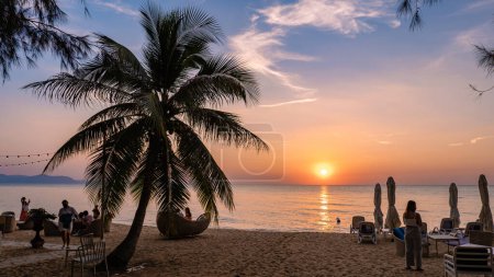 Téléchargez les photos : Plage de Na Jomtien Pattaya Thaïlande Décembre 2021, plage tropicale blanche pendant le coucher du soleil à Pattaya Najomtien au célèbre restaurant Glasshouse - en image libre de droit