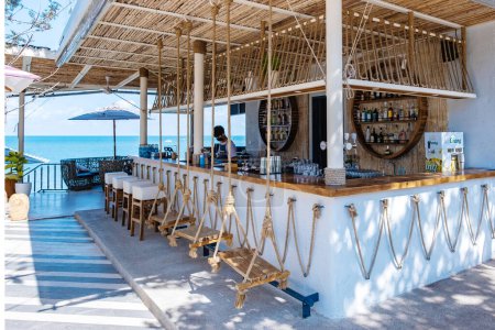 Téléchargez les photos : A beach cafe in Pattaya Thailand January 2022, drink at the beach in a cafe in Pattaya Thailand. Lunar Beach cafe restaurant - en image libre de droit