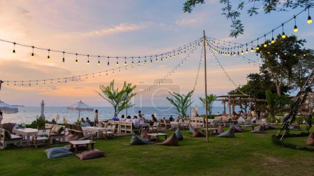 Foto de Pattaya Tailandia Diciembre 2022, vista en el restaurante cafetería el oasis de Oxígeno frente al mar durante la puesta del sol en Pattaya Tailandia. - Imagen libre de derechos