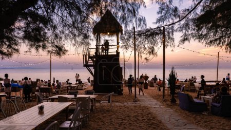Téléchargez les photos : Plage de Na Jomtien Pattaya Thaïlande Décembre 2021, plage tropicale blanche pendant le coucher du soleil à Pattaya Najomtien au célèbre restaurant Glasshouse - en image libre de droit
