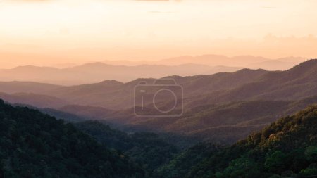 Foto de Puesta de sol en las montañas del norte de Tailandia Chiang Mai. hermoso atardecer en las montañas. - Imagen libre de derechos