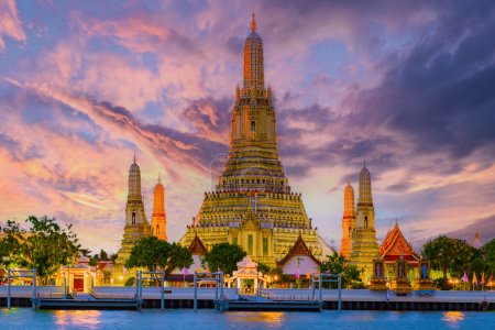 Foto de Wat Arun temple Bangkok during sunset in Thailand. Chao praya river - Imagen libre de derechos