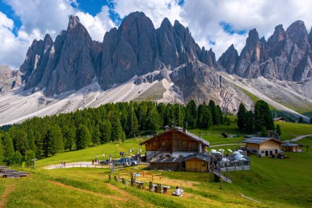 Téléchargez les photos : Geisler Alm, Dolomites Italy, hiking in the mountains of Val Di Funes in Italian Dolomites, Nature Park Geisler-Puez with Geisler Alm in South Tyrol. Italy Europe zanser alm - en image libre de droit