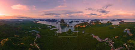 Téléchargez les photos : Vue panoramique de Sametnangshe, vue sur les montagnes dans la baie de Phangnga avec forêt de mangroves dans la mer d'andaman avec ciel crépusculaire du soir, destination de voyage à Phangnga, Thaïlande - en image libre de droit