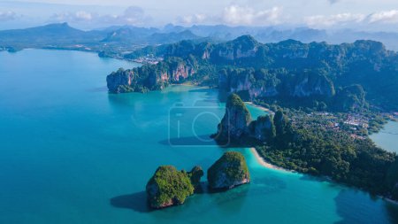 Téléchargez les photos : Aerial drone view of Railay beach Krabi Thailand. Railay beach with limestone rocks from the sky and turqouse colored ocean - en image libre de droit