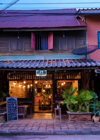Téléchargez les photos : Koh Lanta Thailand July 2022, the old town of Koh Lanta during dusk sunset. old wooden house in Koh Lanta - en image libre de droit