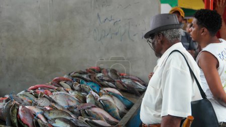 Téléchargez les photos : Mahe Seychelles Islands March 2018, people selling food at the market of Sir Selwyn Selwyn Clarke Market. - en image libre de droit