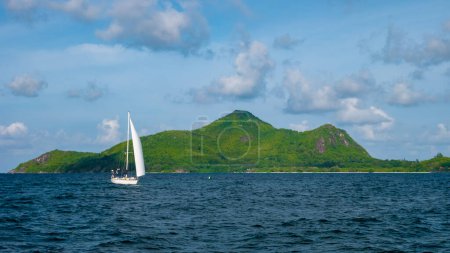 Téléchargez les photos : Sailing boat at the Tropical Seychelles Islands. - en image libre de droit