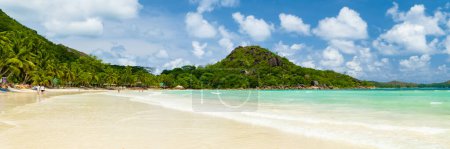 weißer tropischer Strand mit türkisfarbenem Meer Anse Volbert Strand Praslin Tropische Seychellen Inseln. Strand von Cote Dor
