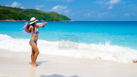Téléchargez les photos : Jeune femme asiatique sur une plage tropicale blanche Anse Lazio plage Praslin Tropical Seychelles Islands. - en image libre de droit