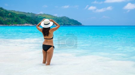 Téléchargez les photos : Jeune femme asiatique sur une plage tropicale blanche Anse Lazio plage Praslin Tropical Seychelles Islands. - en image libre de droit