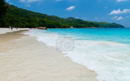 Téléchargez les photos : Plage tropicale blanche avec océan turquoise Anse Volbert plage Praslin Tropical Seychelles Islands. Plage de Cote Dor - en image libre de droit